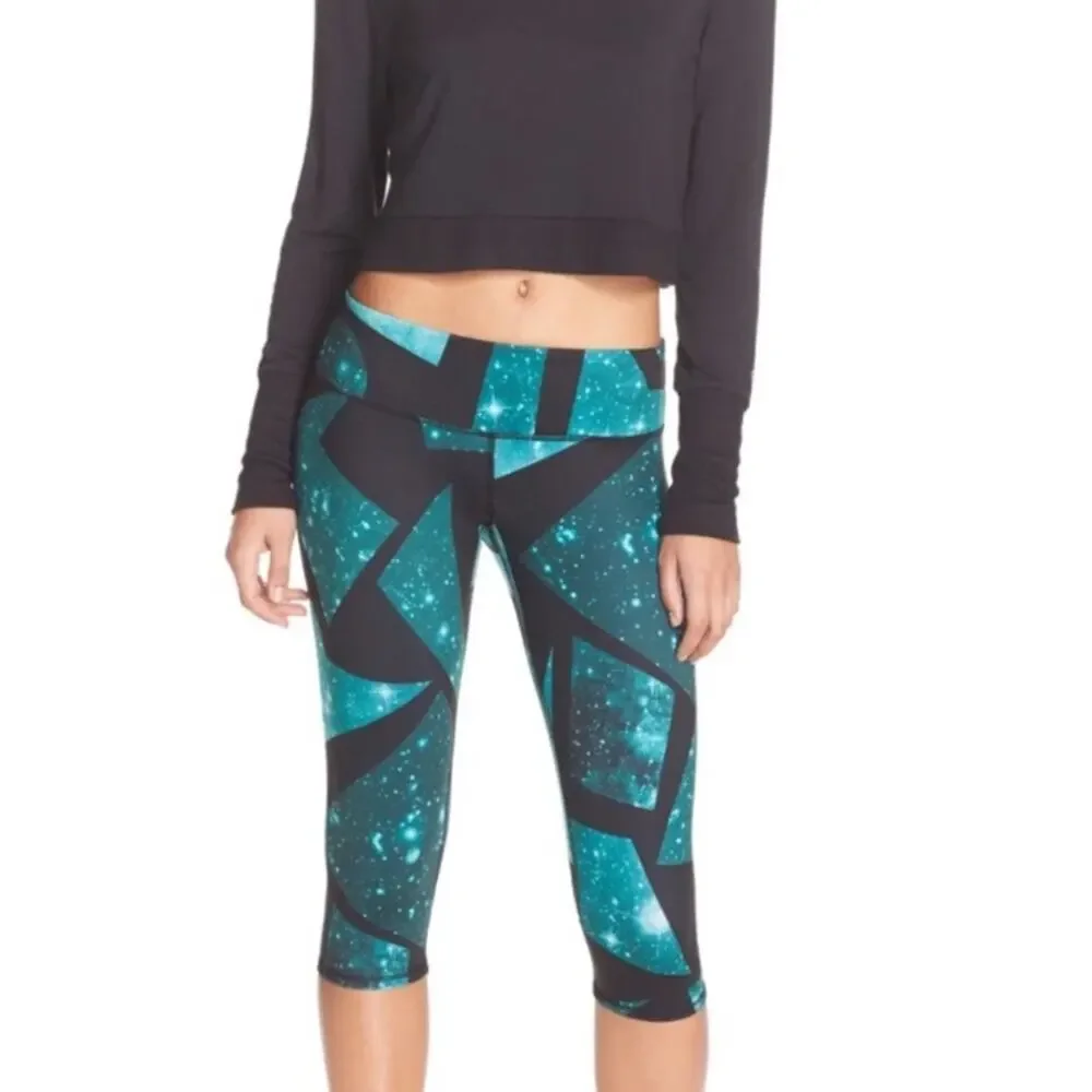 Alo Yoga Airbrush Island Space Crops Size S 3/4 Capris Leggings Mid Rise Gym Run